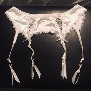 Frederick’s of Hollywood Garter Belt 🎀